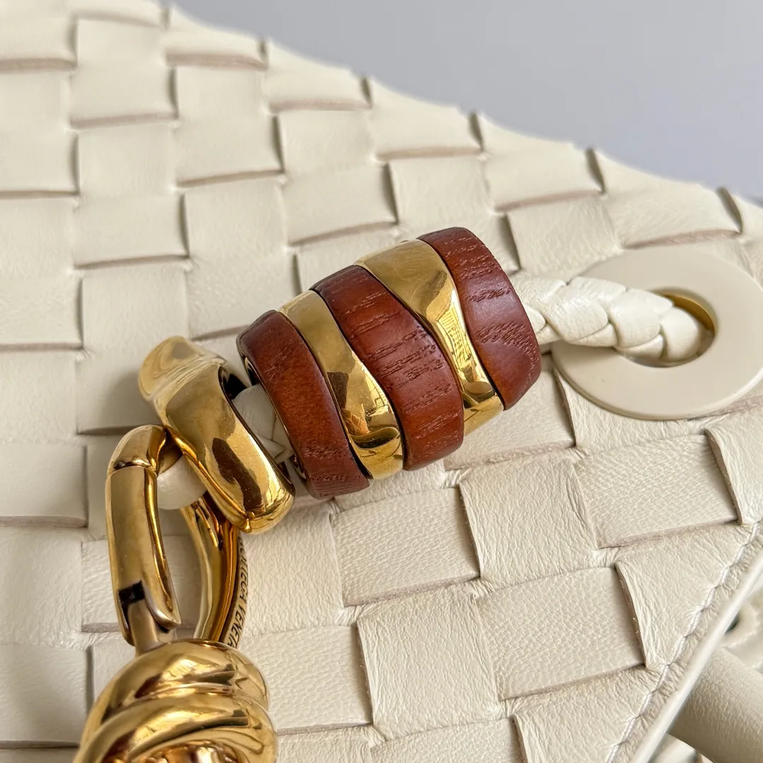 The new Andiamo batch of 3060 BV is shipped‼ ️The classic intercciato weaving process is used to create a soft bag, the metal knot is made of micro-cast aluminum using jewelry technology🪢, and the decorative beads are made of metal and hand-polished oak, allowing you to jump repeatedly between elegance and fun💃, making it unpredictable. Classic and versatile, it shows off your temperament, and the bag has a large capacity, making it very convenient for daily commuting! It has a variety of carrying methods, the shoulder straps can be adjusted by yourself, the original lambskin feels soft and delicate, and the unisex style breaks gender boundaries and brings a more practical and long-lasting use experience. The Andiamo, which has both elegant and casual styles, perfectly interprets the "fashionable old money style". Style number: 743568+wood hardware Color: Ice cream Size: 25*22*10.5cm